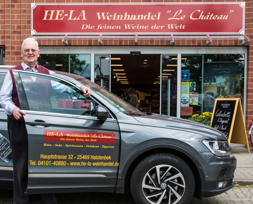 Bild von Herbert Lammers vor den Lieferwagen des Hauseigenen Lieferservices